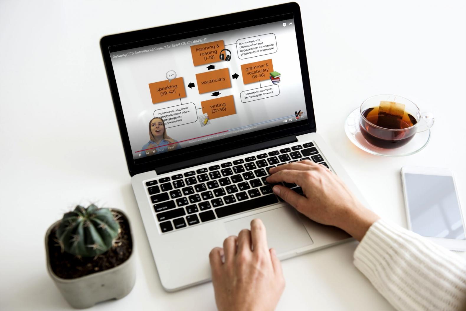 Teilnehmer arbeiten gemeinsam an Selbsterkenntnisübungen